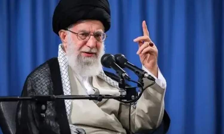 الامام الخامنئي: يد أمريكا ملطخة بدم آلاف الإيرانيين في حرب الـ12 يوما التي شنتها على إيران